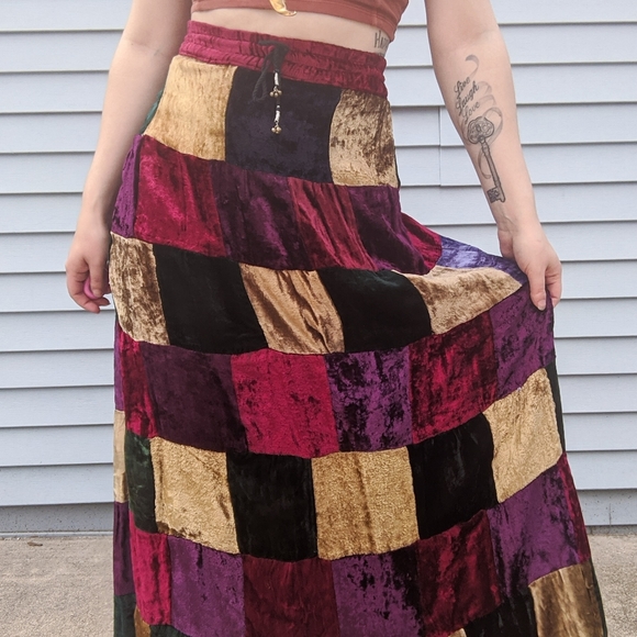 🚫SOLD🚫 VTG 90s velvet patchwork peasant skirt - Picture 3 of 5